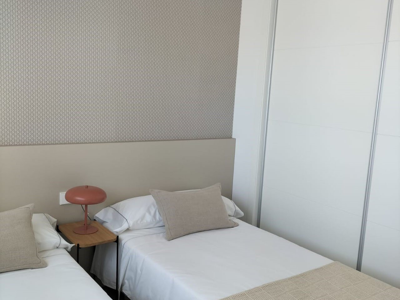 Moderne und komfortable Reihenhäuser mit 2 Schlafzimmern, 2 Bädern und Gemeinschaftspool in Golfanlage - 12