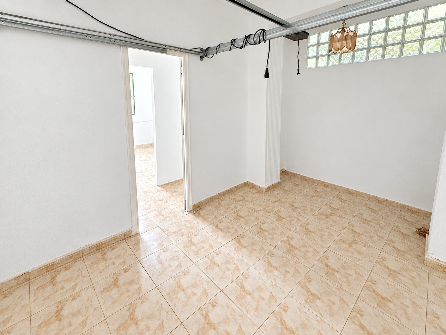 Stadthaus mit Innenhof, Garage und großzügigen Terrassen in Pego - 24