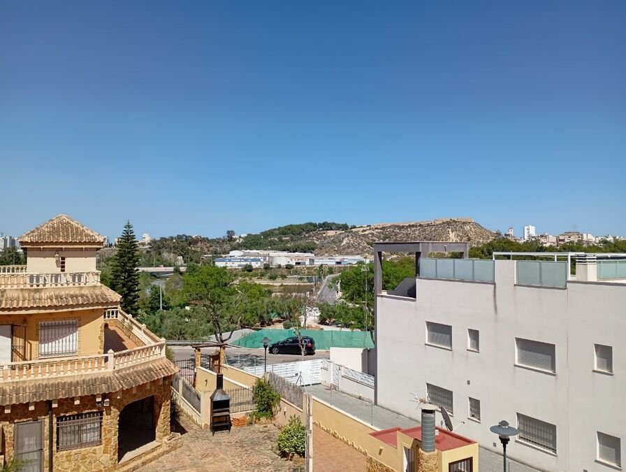 Reihenhaus mit 2 Schlafzimmern, 2 Bädern, Gäste-WC, Dachterrasse, Tiefgaragenstellplatz und Gemeinschaftspool - 31