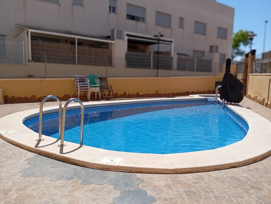Reihenhaus mit 2 Schlafzimmern, 2 Bädern, Gäste-WC, Dachterrasse, Tiefgaragenstellplatz und Gemeinschaftspool - 35