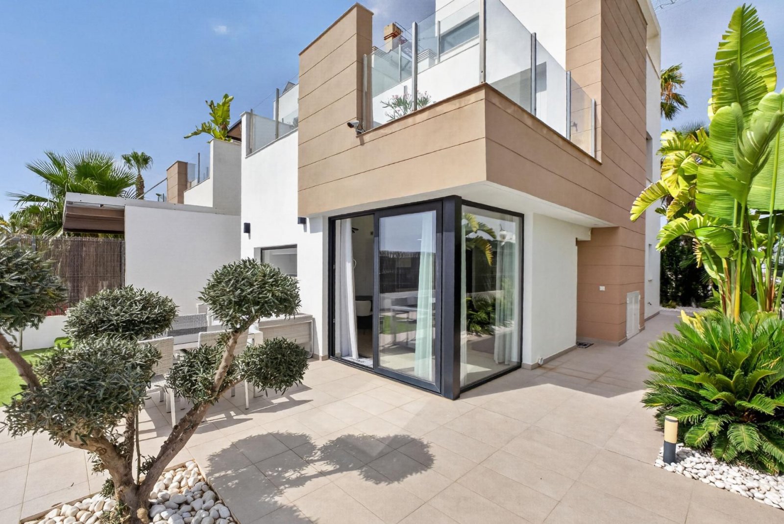 Moderne freistehende Villa mit 3 Schlafzimmern, 2 Bädern, Gäste-WC und privatem Pool in El Raso - 44