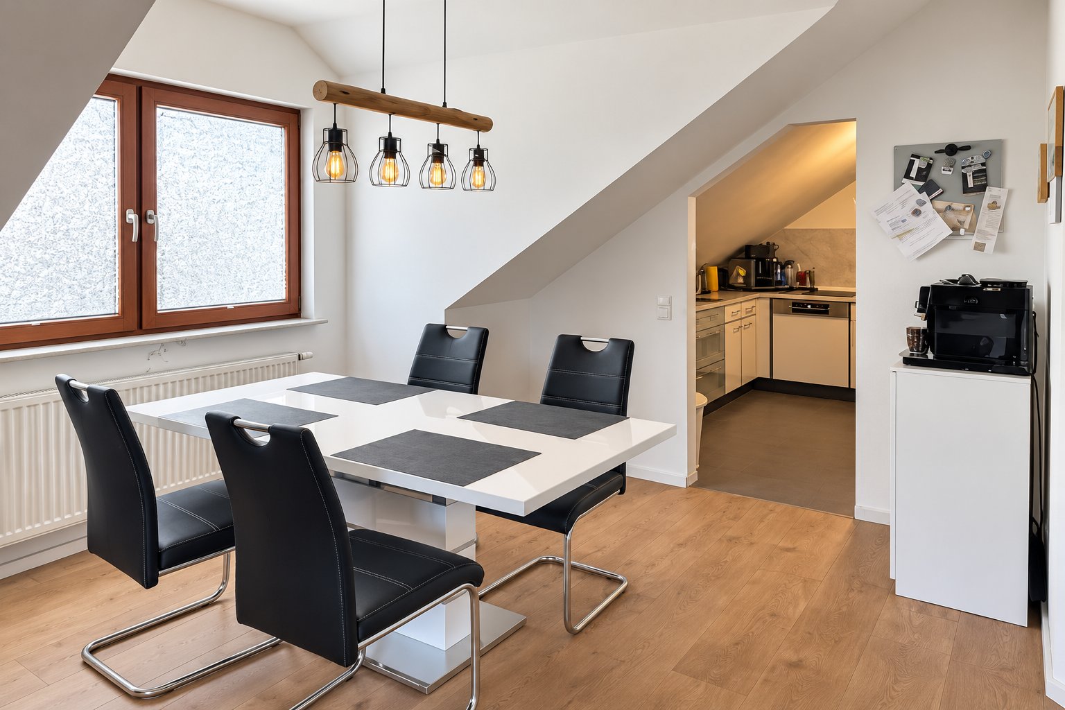 Modernes Wohnglück unter dem Dach mit Balkon in ruhiger Lage am Grünen - 1