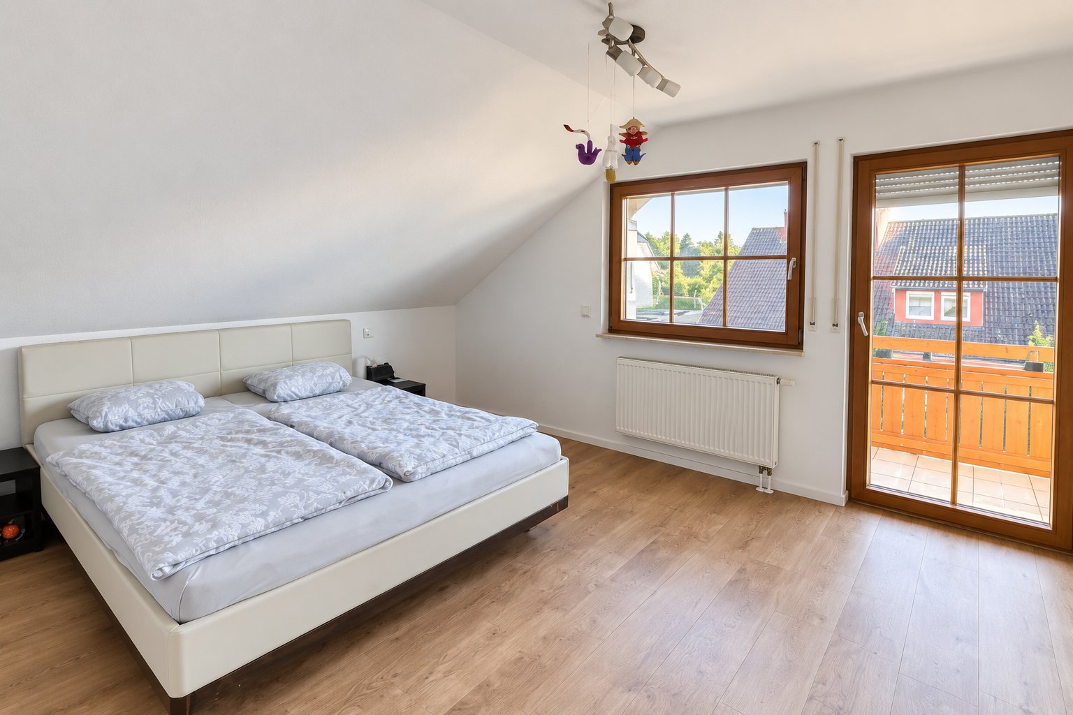 Modernes Wohnglück unter dem Dach mit Balkon in ruhiger Lage am Grünen - 8