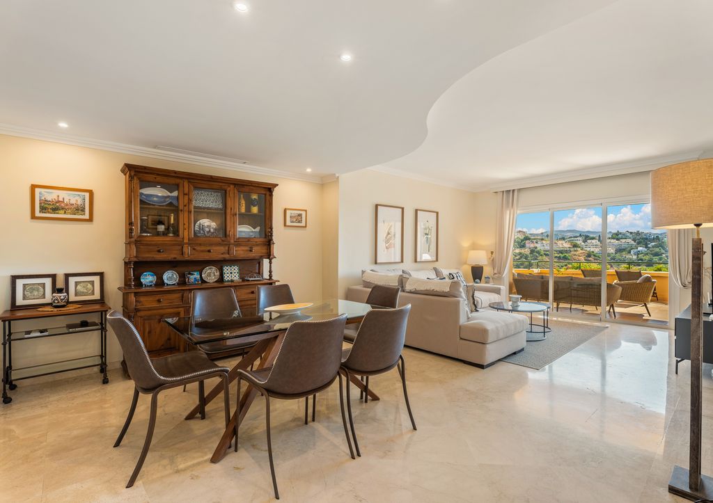 Exklusives Apartment mit Meerblick in Elviria Hills, Marbella Ost - 2