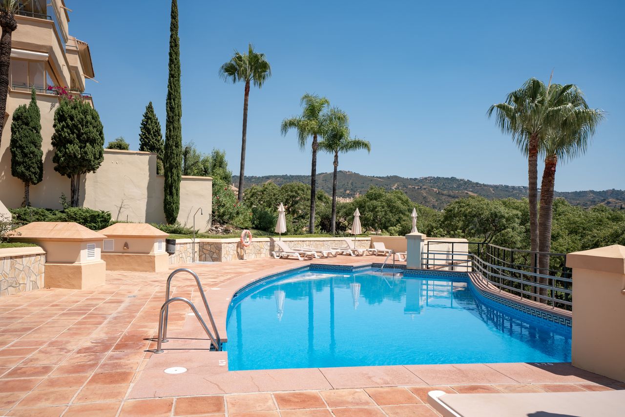 Exklusives Apartment mit Meerblick in Elviria Hills, Marbella Ost - 3