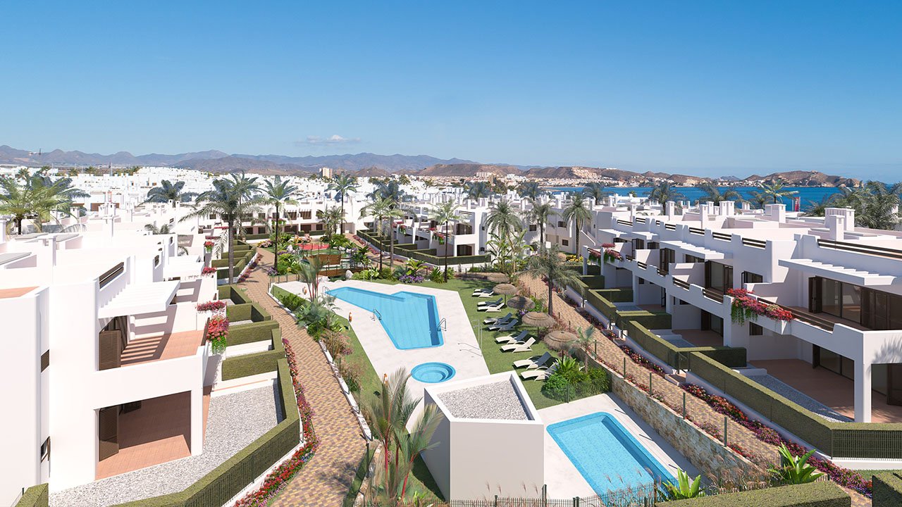 Erdgeschoss-Wohnungen mit 3 Schlafzimmern, 2 Bädern, Tiefgaragenstellplatz und Gemeinschaftspool in erster Linie am Strand - 2