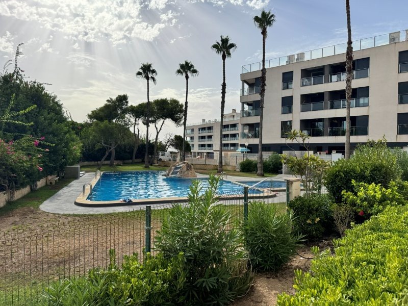 Erdgeschosswohnung mit 3 Schlafzimmern, 1 Bad, Tiefgaragenstellplatz und Gemeinschaftspool nur 300 m vom Strand - 1