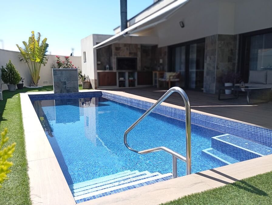Exklusive Villa mit 3 Schlafzimmern, 2 Bädern, Garage und Privatpool - 1