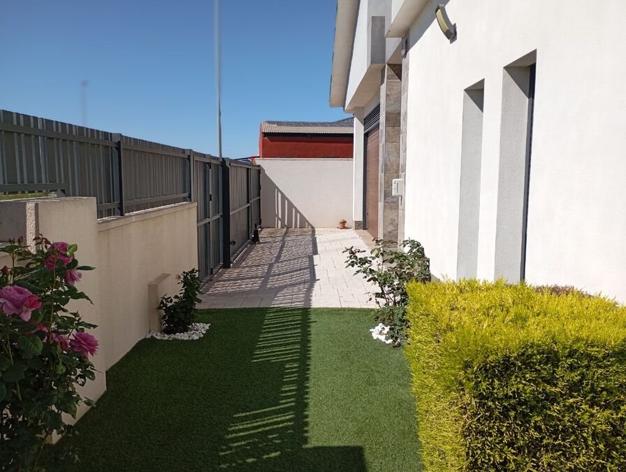 Exklusive Villa mit 3 Schlafzimmern, 2 Bädern, Garage und Privatpool - 50