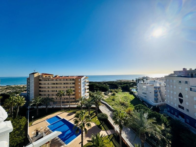 Maisonette-Wohnung mit 3 Schlafzimmern, 2 Bädern, 2 Kfz-Stellplätzen, Gemeinschaftspool und Meerblick nur 100 m vom Strand - 1