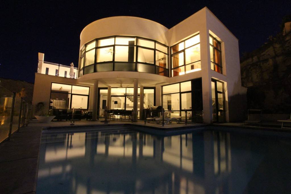 Moderne Villa mit beheiztem Pool und spektakulärem Panoramablick auf Küste und Meer und mit Vermietungslizenz - 3