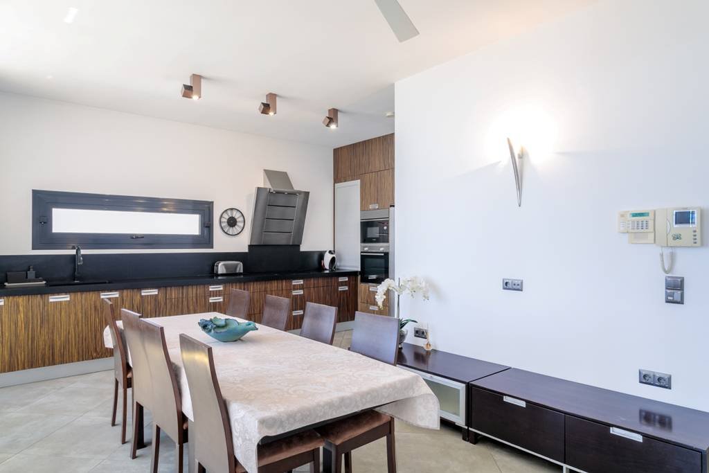 Moderne Villa mit beheiztem Pool und spektakulärem Panoramablick auf Küste und Meer und mit Vermietungslizenz - 15