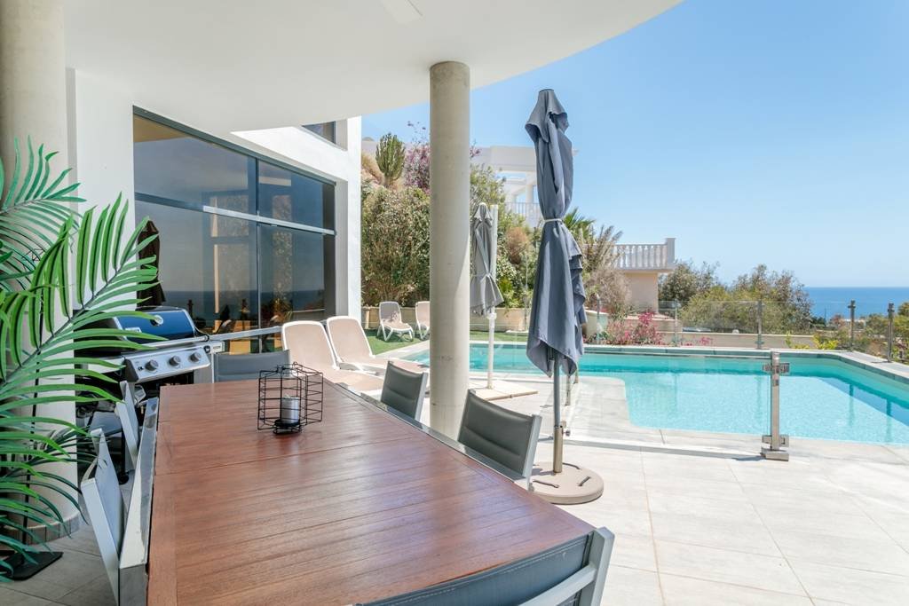 Moderne Villa mit beheiztem Pool und spektakulärem Panoramablick auf Küste und Meer und mit Vermietungslizenz - 9