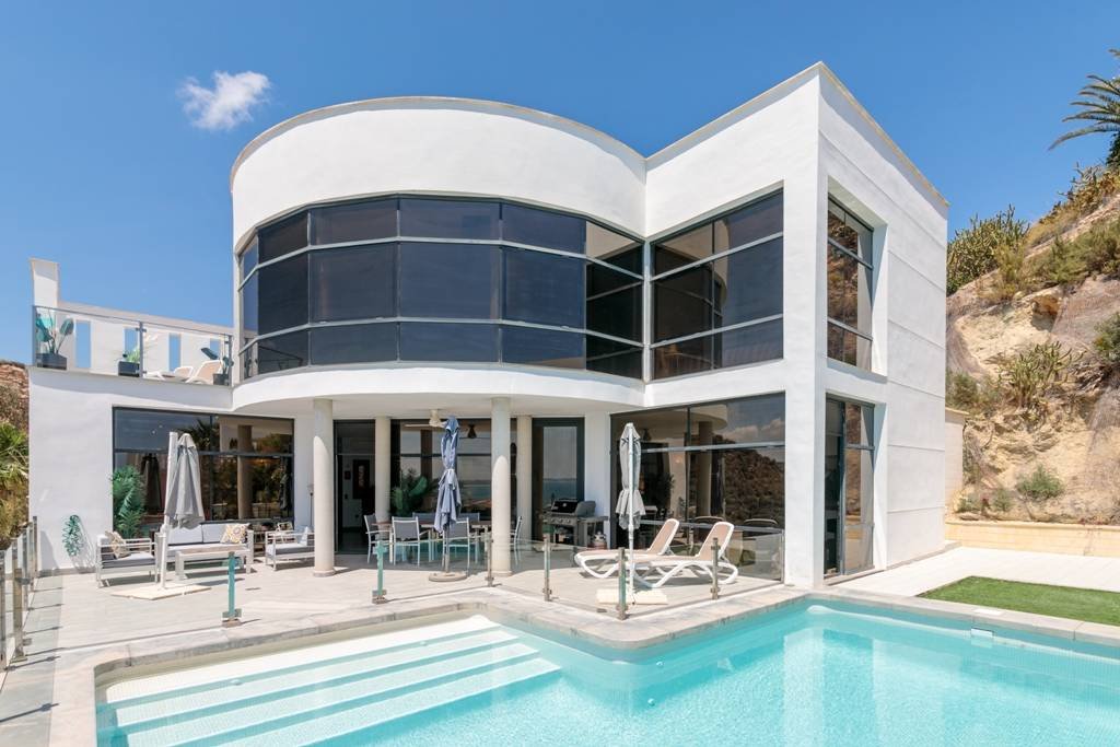 Moderne Villa mit beheiztem Pool und spektakulärem Panoramablick auf Küste und Meer und mit Vermietungslizenz - 2