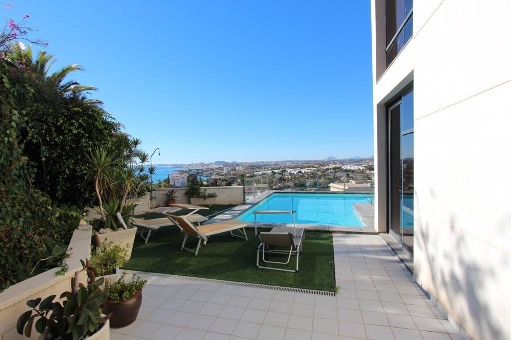 Moderne Villa mit beheiztem Pool und spektakulärem Panoramablick auf Küste und Meer und mit Vermietungslizenz - 7