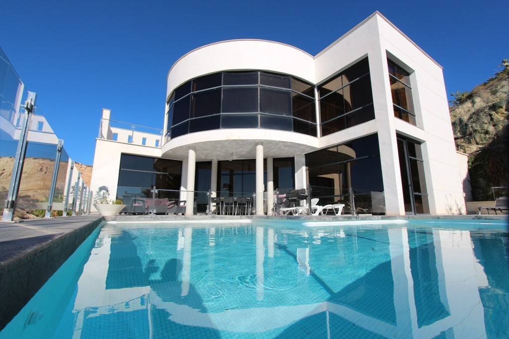 Moderne Villa mit beheiztem Pool und spektakulärem Panoramablick auf Küste und Meer und mit Vermietungslizenz - 1