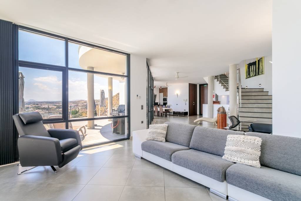 Moderne Villa mit beheiztem Pool und spektakulärem Panoramablick auf Küste und Meer und mit Vermietungslizenz - 11