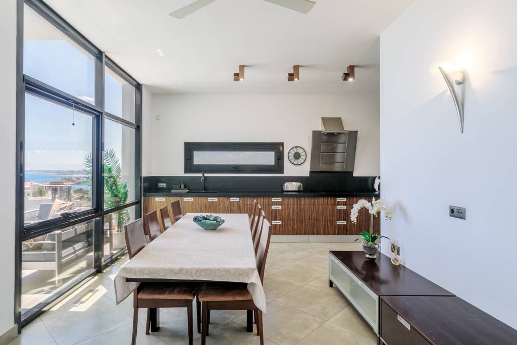 Moderne Villa mit beheiztem Pool und spektakulärem Panoramablick auf Küste und Meer und mit Vermietungslizenz - 16