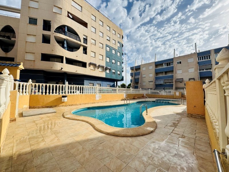 Erdgeschosswohnung mit 2 Schlafzimmern, 1 Bad, Tiefgaragenstellplatz und Gemeinschaftspool nur 300 m vom Strand - 1
