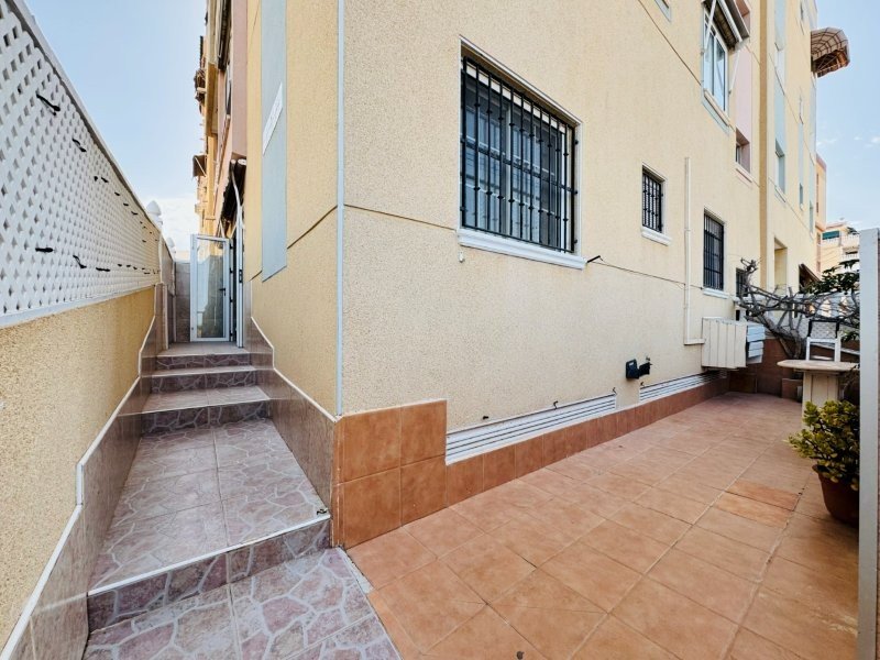 Erdgeschosswohnung mit 2 Schlafzimmern, 1 Bad, Tiefgaragenstellplatz und Gemeinschaftspool nur 300 m vom Strand - 2