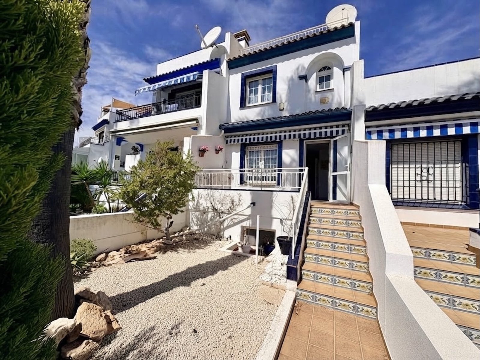 Duplex-Reihenhaus mit Solarium und Meerblick, Garten und Gemeinschaftspool in Conjunto Rioja - 1