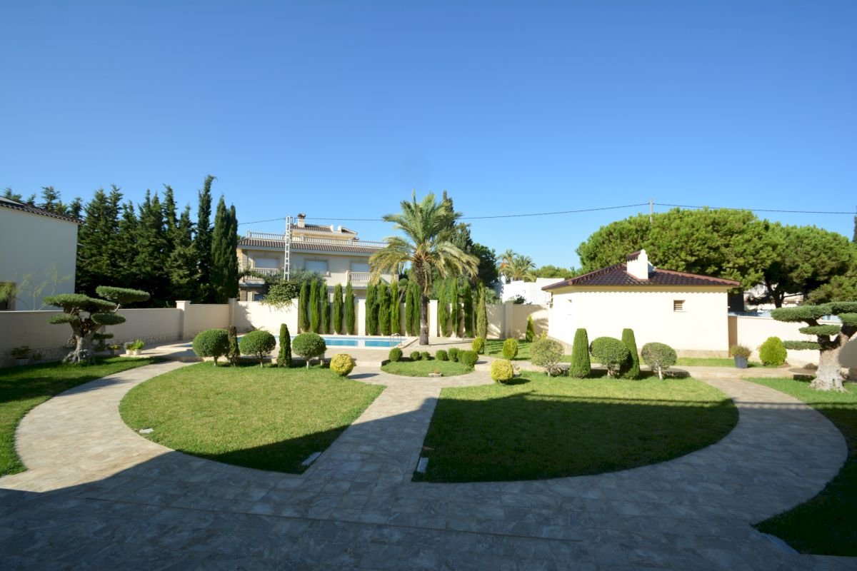 Wunderschöne, großzügige und exklusive Villa in der besten Gegend von Cabo Roig, nur 150 m vom Strand - 20
