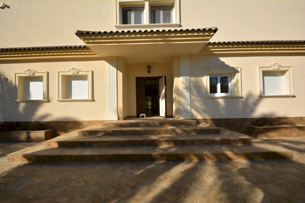 Wunderschöne, großzügige und exklusive Villa in der besten Gegend von Cabo Roig, nur 150 m vom Strand - 36