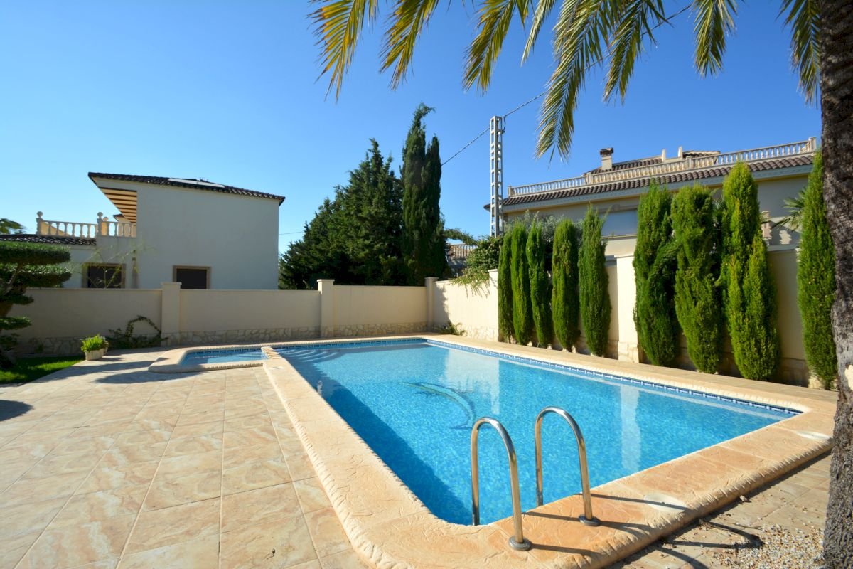 Wunderschöne, großzügige und exklusive Villa in der besten Gegend von Cabo Roig, nur 150 m vom Strand - 18