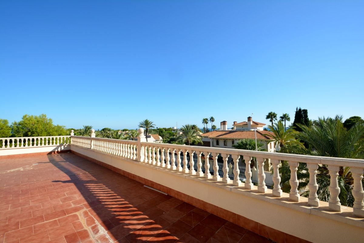 Wunderschöne, großzügige und exklusive Villa in der besten Gegend von Cabo Roig, nur 150 m vom Strand - 42