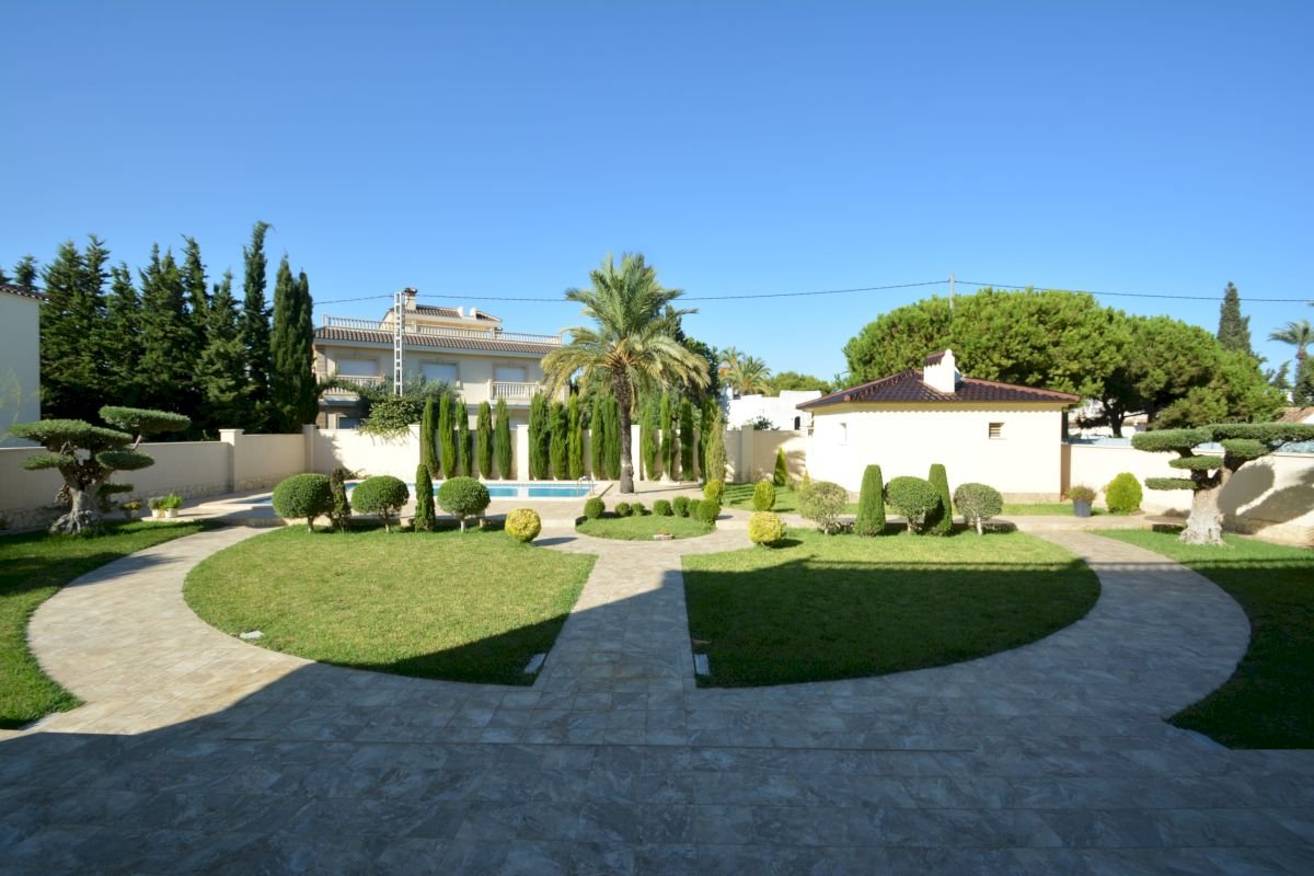 Wunderschöne, großzügige und exklusive Villa in der besten Gegend von Cabo Roig, nur 150 m vom Strand - 19