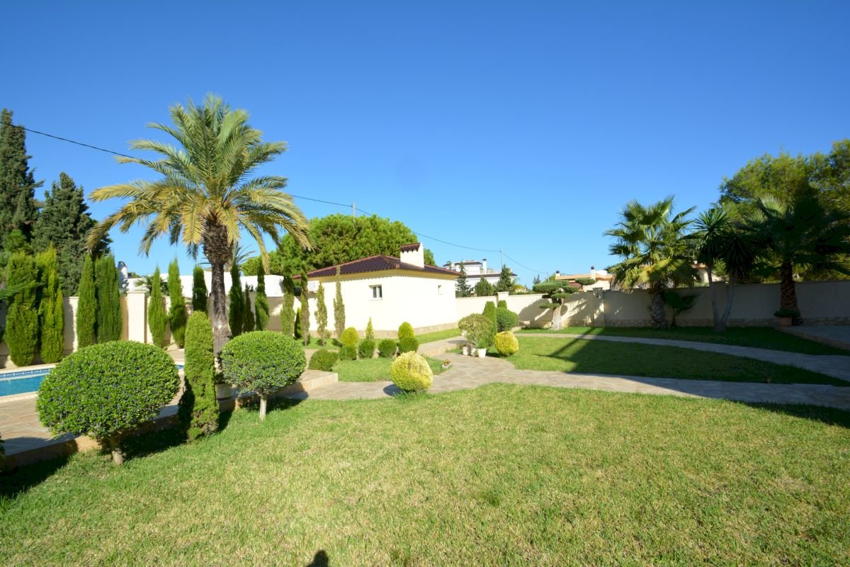 Wunderschöne, großzügige und exklusive Villa in der besten Gegend von Cabo Roig, nur 150 m vom Strand - 49