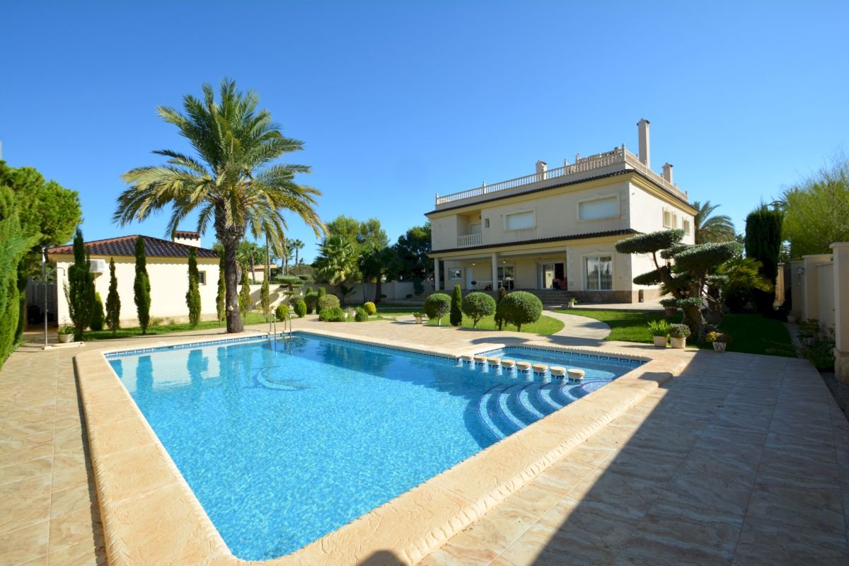 Wunderschöne, großzügige und exklusive Villa in der besten Gegend von Cabo Roig, nur 150 m vom Strand - 17