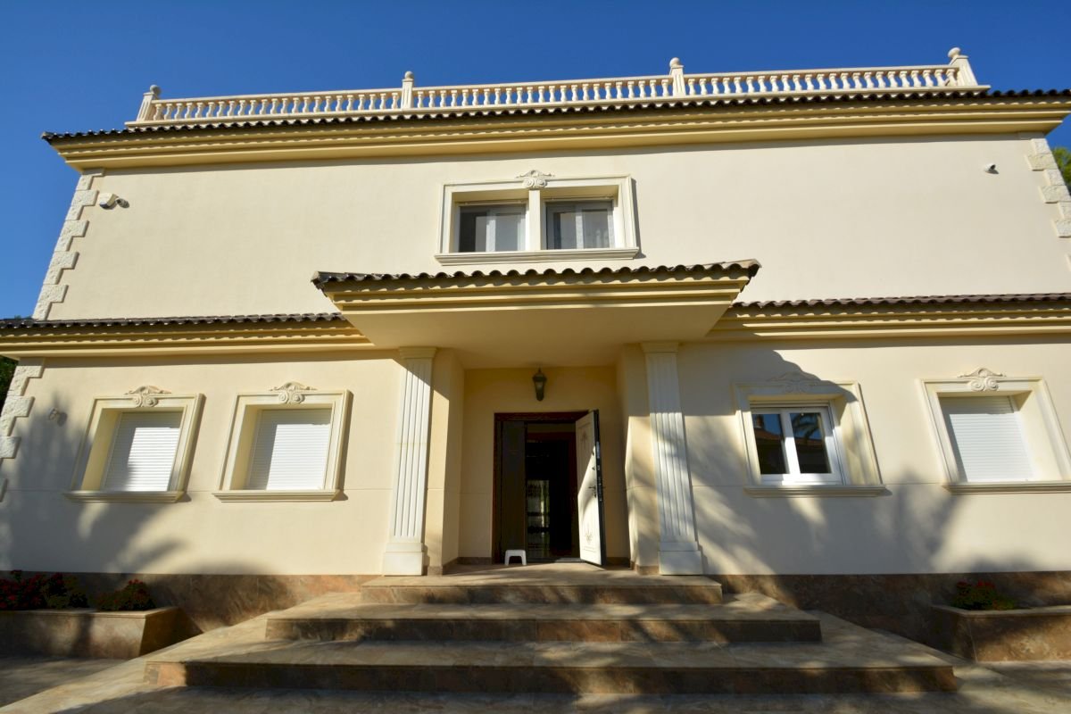Wunderschöne, großzügige und exklusive Villa in der besten Gegend von Cabo Roig, nur 150 m vom Strand - 6