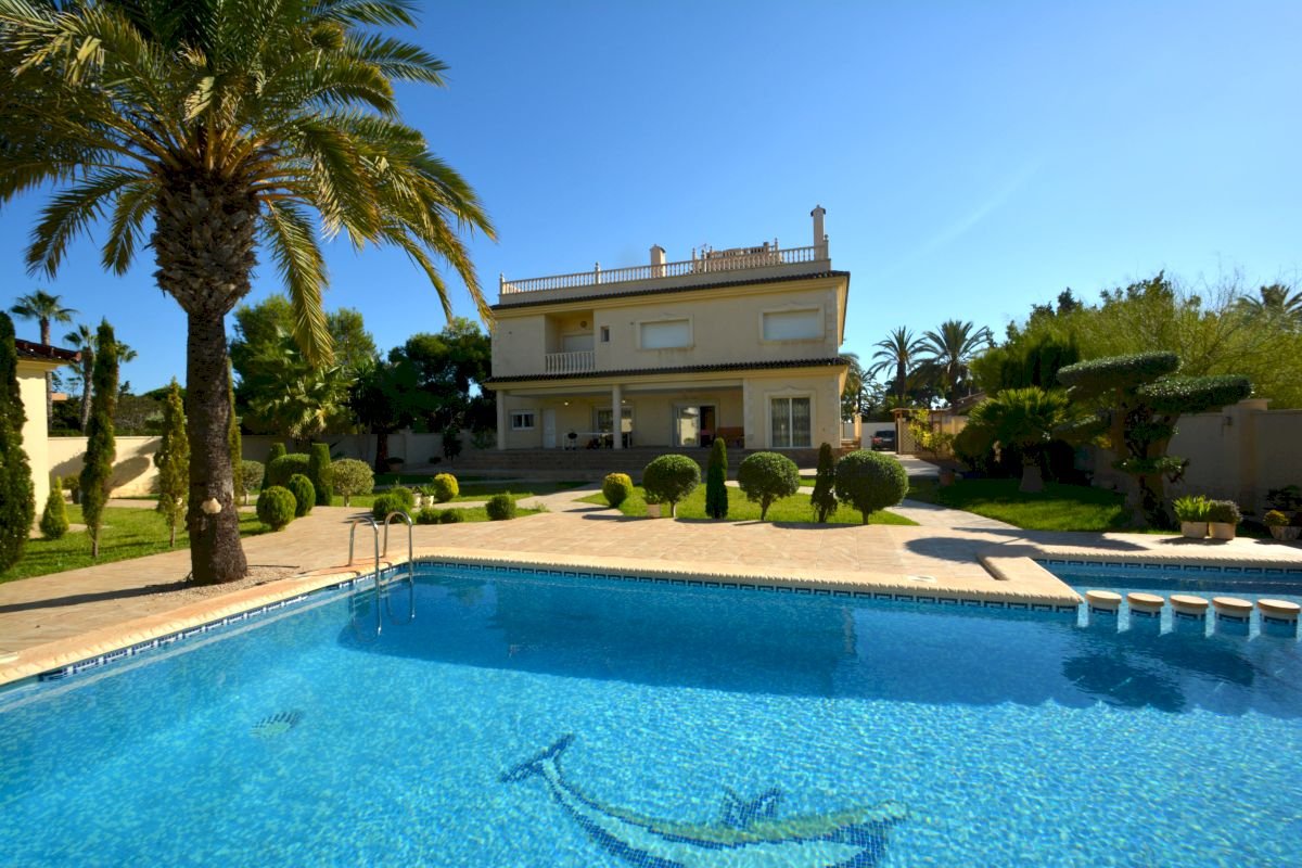 Wunderschöne, großzügige und exklusive Villa in der besten Gegend von Cabo Roig, nur 150 m vom Strand - 2