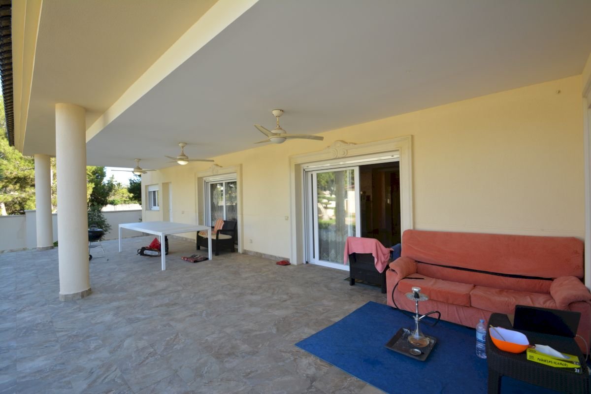 Wunderschöne, großzügige und exklusive Villa in der besten Gegend von Cabo Roig, nur 150 m vom Strand - 33