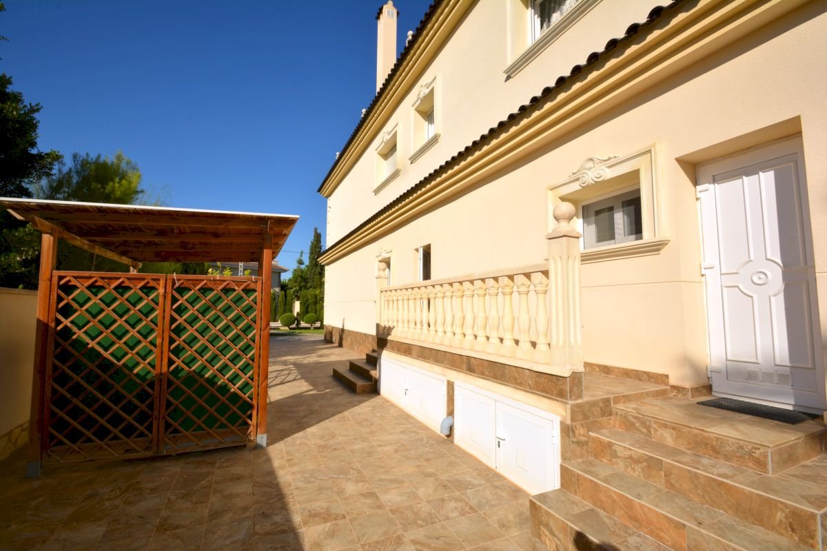Wunderschöne, großzügige und exklusive Villa in der besten Gegend von Cabo Roig, nur 150 m vom Strand - 35