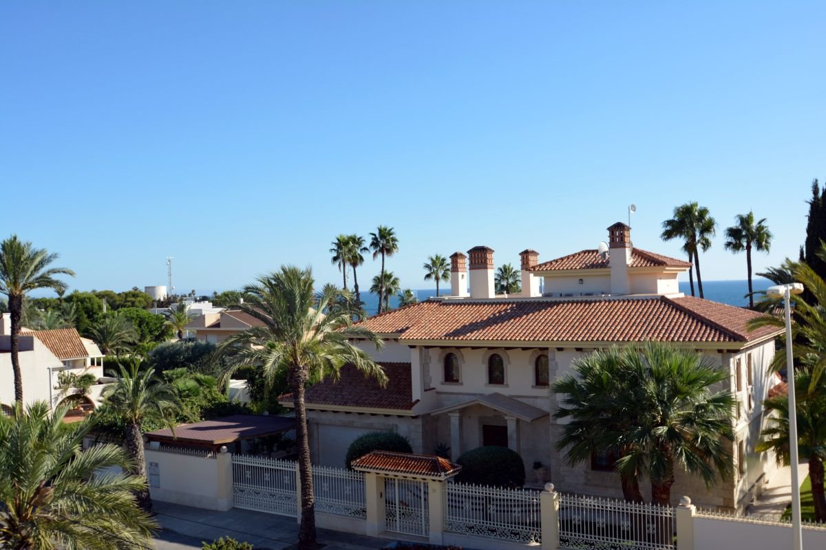 Wunderschöne, großzügige und exklusive Villa in der besten Gegend von Cabo Roig, nur 150 m vom Strand - 45