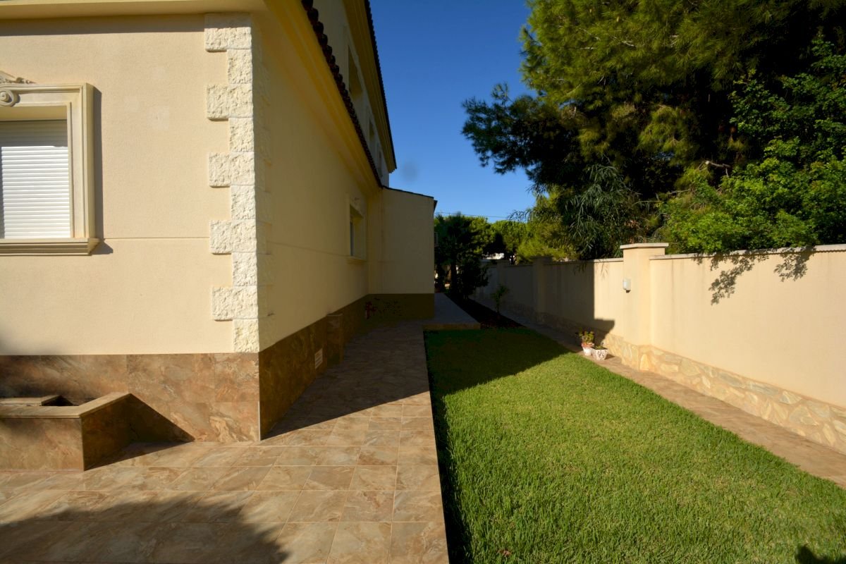 Wunderschöne, großzügige und exklusive Villa in der besten Gegend von Cabo Roig, nur 150 m vom Strand - 38