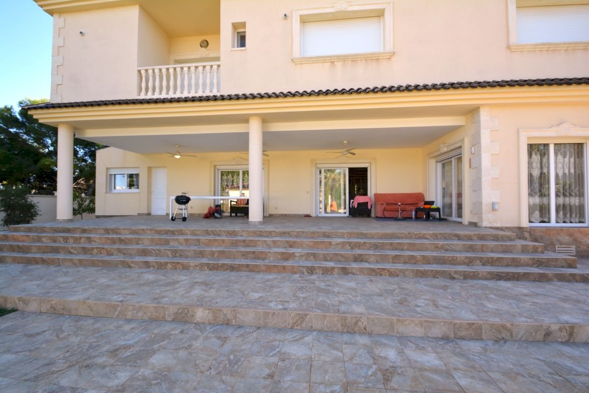 Wunderschöne, großzügige und exklusive Villa in der besten Gegend von Cabo Roig, nur 150 m vom Strand - 15