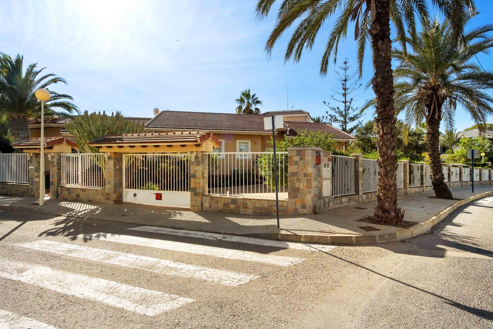 Prächtige freistehende Villa mit 3 Schlafzimmern, 4 Bädern, Fitnessraum, Sauna, Garage und Privatpool nur 1 km vom Strand - 46
