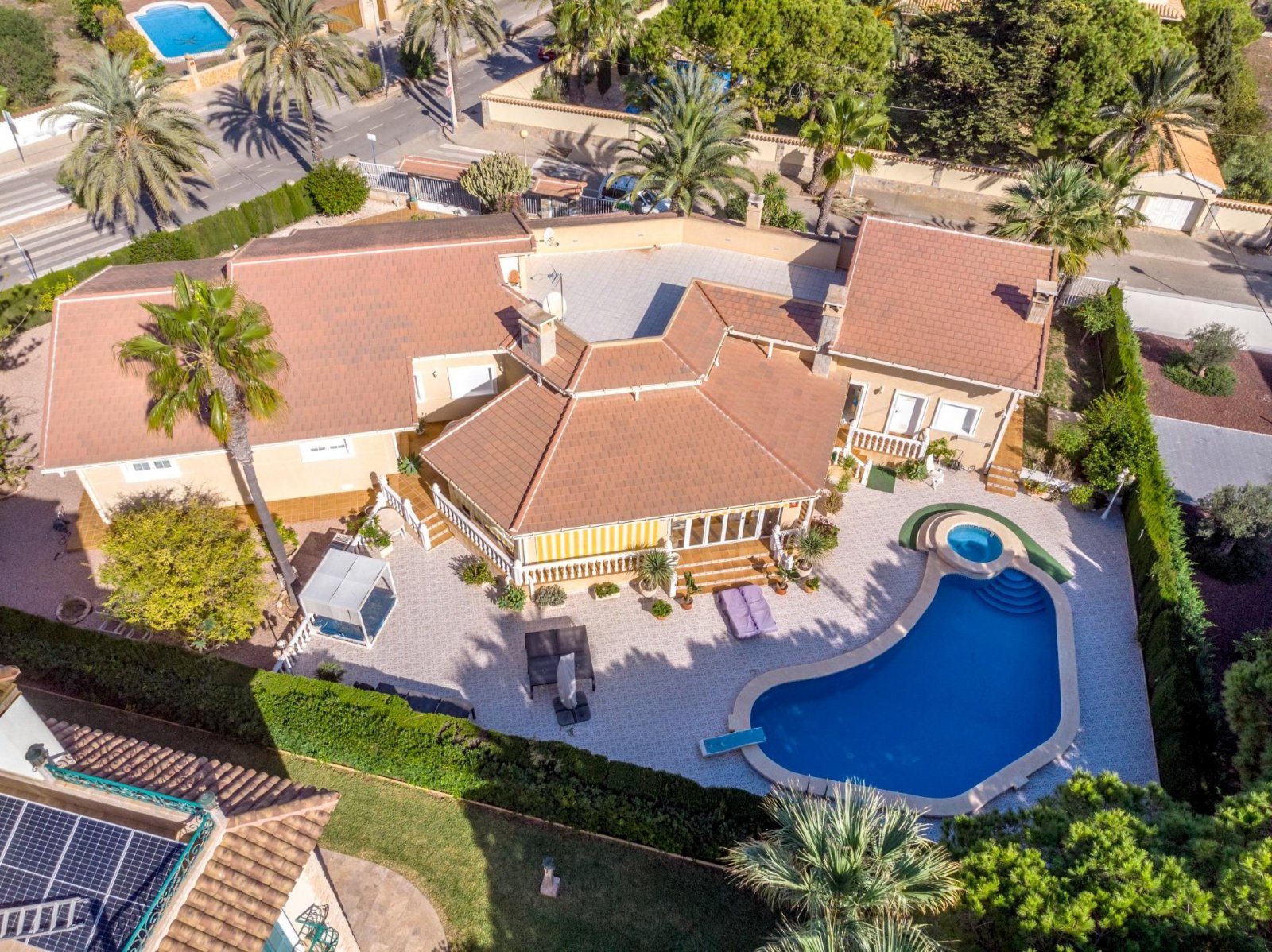 Prächtige freistehende Villa mit 3 Schlafzimmern, 4 Bädern, Fitnessraum, Sauna, Garage und Privatpool nur 1 km vom Strand - 2
