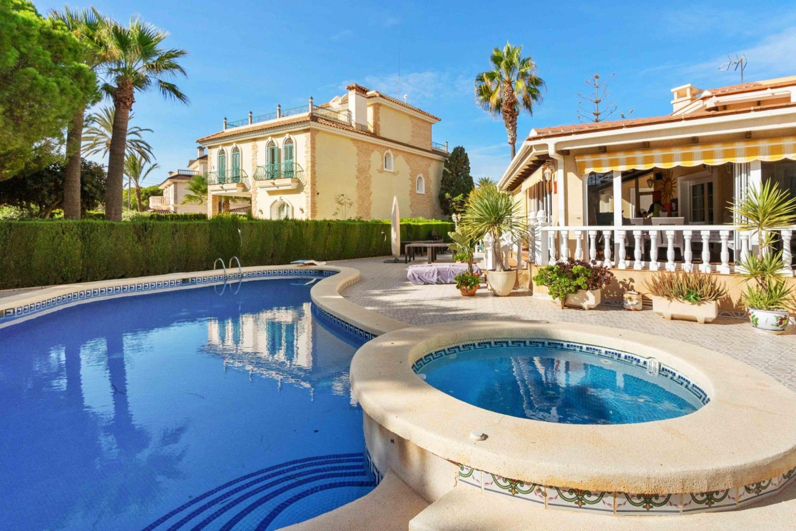 Prächtige freistehende Villa mit 3 Schlafzimmern, 4 Bädern, Fitnessraum, Sauna, Garage und Privatpool nur 1 km vom Strand - 36