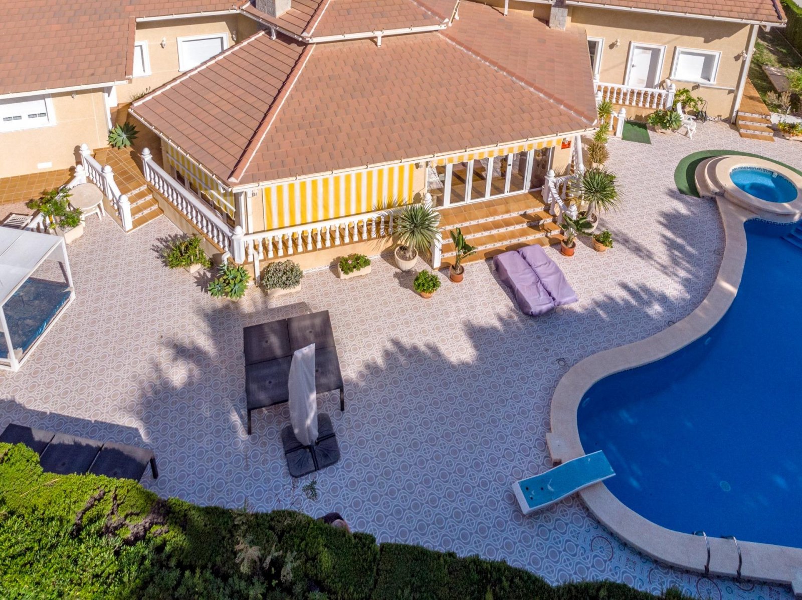 Prächtige freistehende Villa mit 3 Schlafzimmern, 4 Bädern, Fitnessraum, Sauna, Garage und Privatpool nur 1 km vom Strand - 1