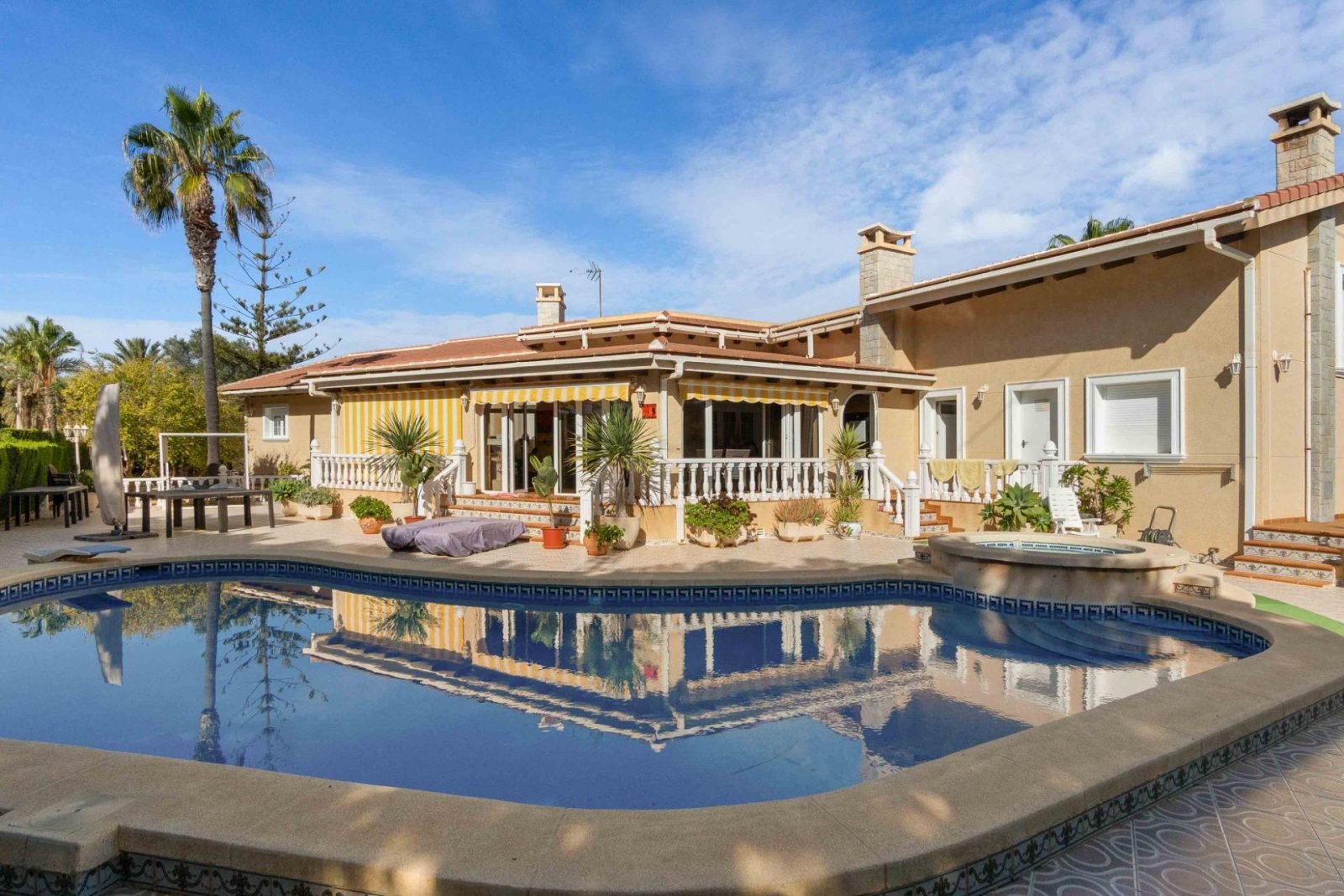 Prächtige freistehende Villa mit 3 Schlafzimmern, 4 Bädern, Fitnessraum, Sauna, Garage und Privatpool nur 1 km vom Strand - 35