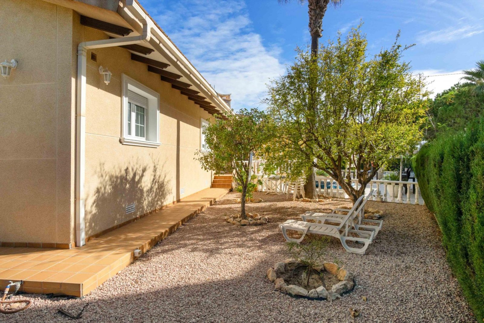 Prächtige freistehende Villa mit 3 Schlafzimmern, 4 Bädern, Fitnessraum, Sauna, Garage und Privatpool nur 1 km vom Strand - 40