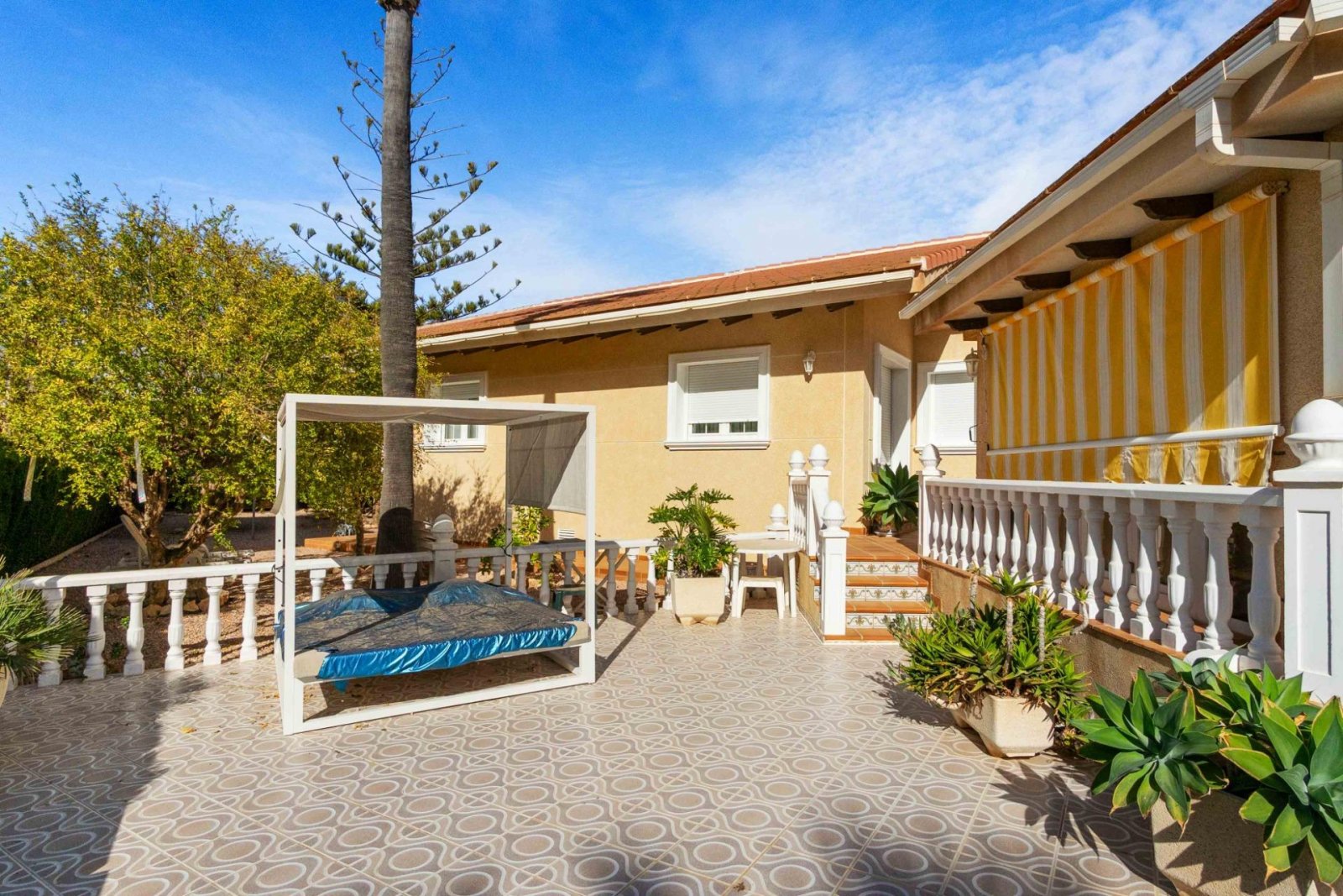 Prächtige freistehende Villa mit 3 Schlafzimmern, 4 Bädern, Fitnessraum, Sauna, Garage und Privatpool nur 1 km vom Strand - 38