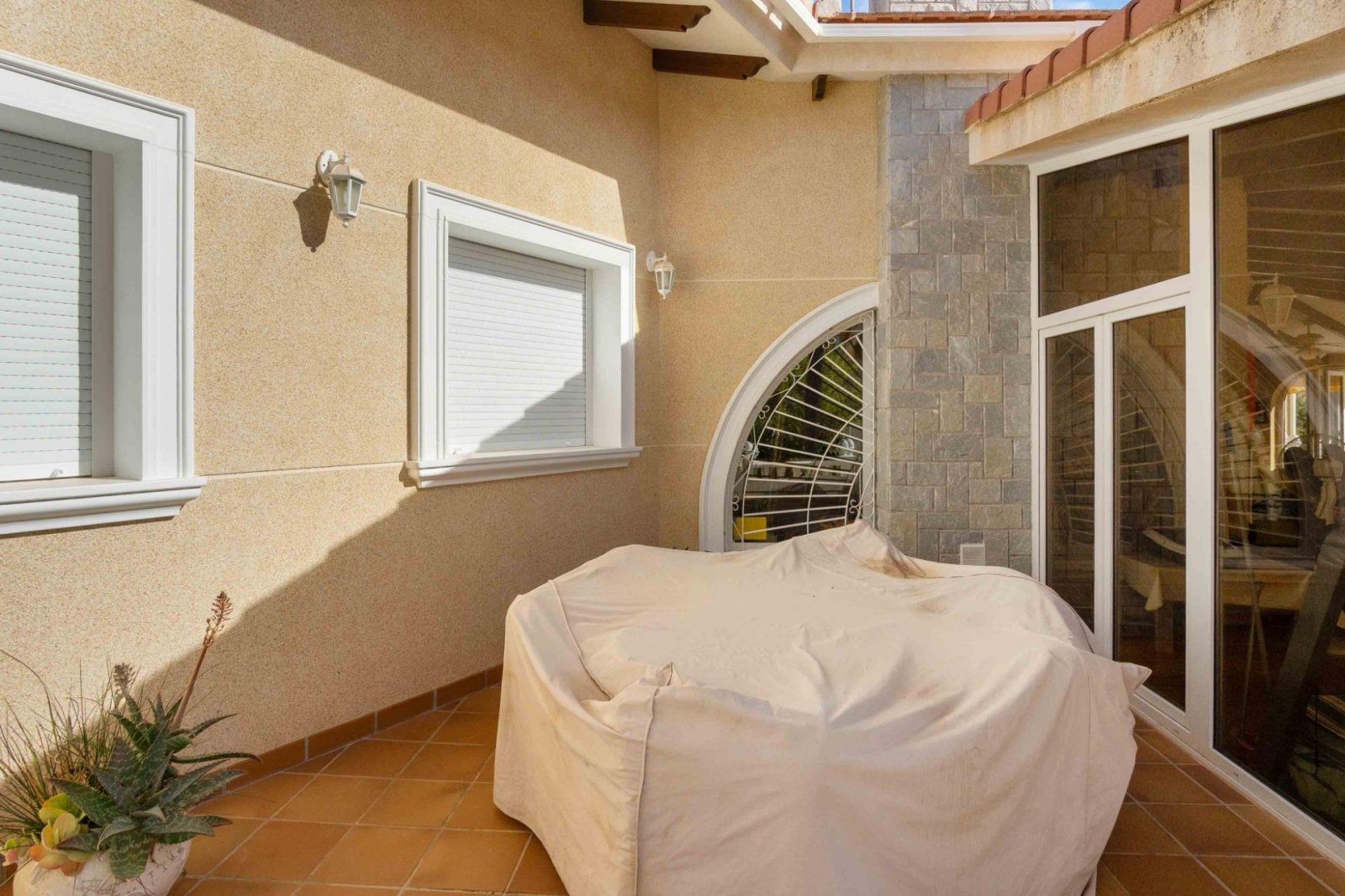 Prächtige freistehende Villa mit 3 Schlafzimmern, 4 Bädern, Fitnessraum, Sauna, Garage und Privatpool nur 1 km vom Strand - 39