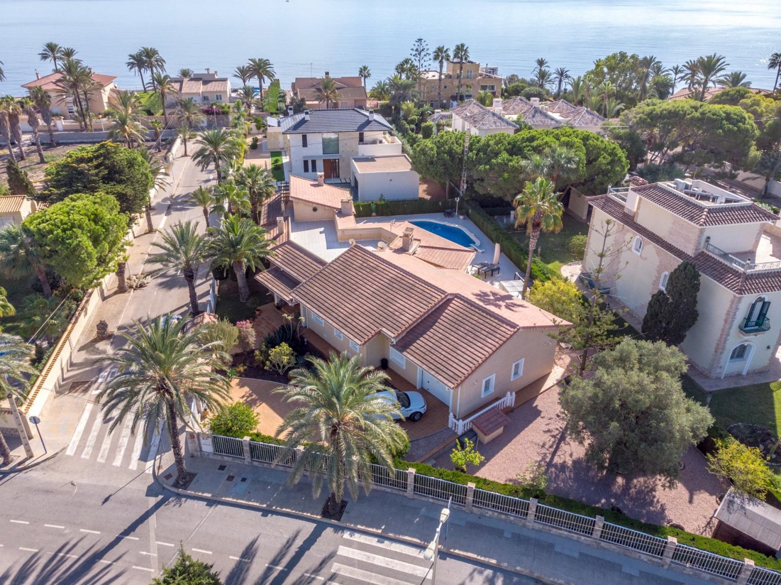 Prächtige freistehende Villa mit 3 Schlafzimmern, 4 Bädern, Fitnessraum, Sauna, Garage und Privatpool nur 1 km vom Strand - 3