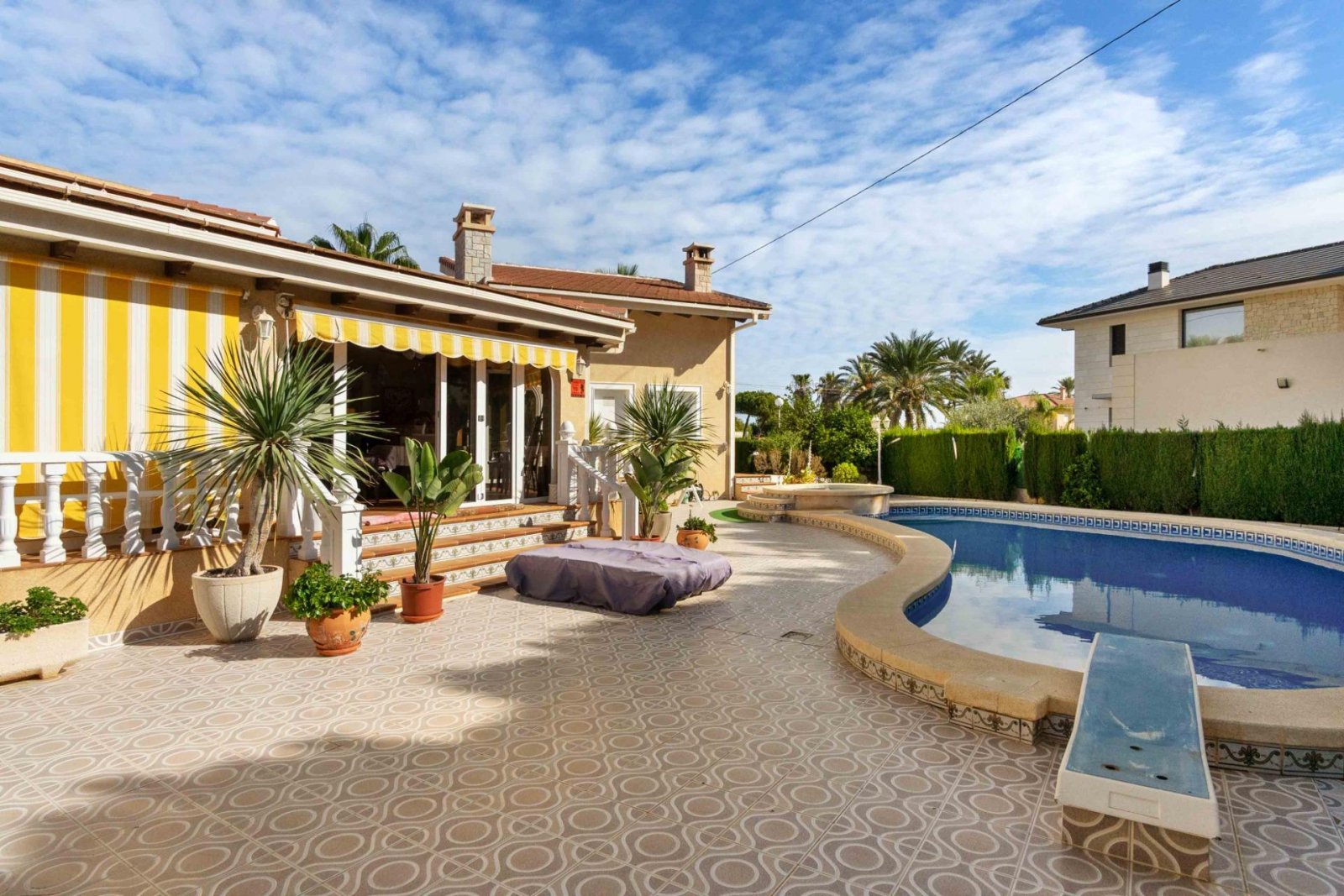 Prächtige freistehende Villa mit 3 Schlafzimmern, 4 Bädern, Fitnessraum, Sauna, Garage und Privatpool nur 1 km vom Strand - 37