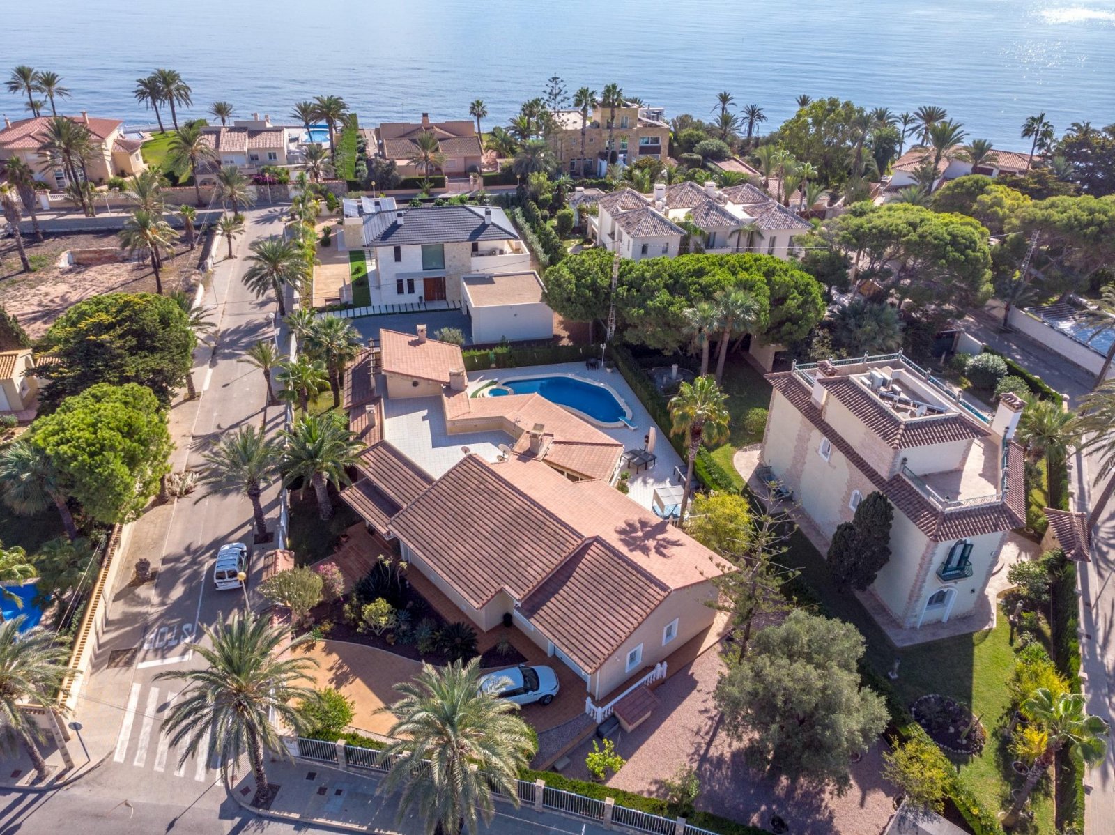 Prächtige freistehende Villa mit 3 Schlafzimmern, 4 Bädern, Fitnessraum, Sauna, Garage und Privatpool nur 1 km vom Strand - 4